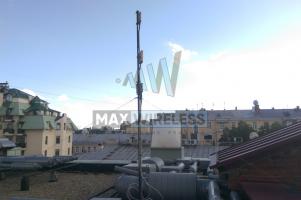 Мачта на крыше дома с антеннами сотовой связи